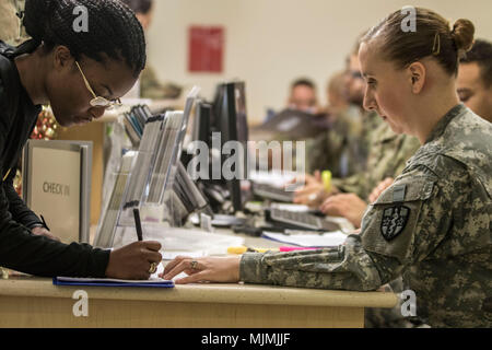 La CPS. Rébecca Pletcher, 7250th Groupe de soutien médical, procesess soldat Un soldat au cours de la transformation de l'état de préparation à Fort Belvoir Community Hospital, 10 décembre 2017. Le 7250th Groupe de soutien médical est l'une des nombreuses unités relevant de la réserve de l'Armée de terre commande médicale. La réserve de l'armée américaine fournit environ 67 % de l'Armée de brigades médicales. (U.S. Photo de l'armée par le sergent. Felix R. Fimbres) Banque D'Images