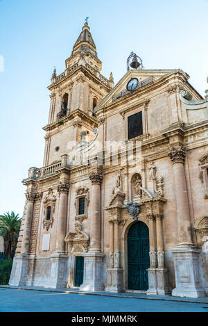 Façade de la cathédrale de San Giovanni Battista (Cathédrale de Saint Jean Baptiste) dans la vieille ville de le village historique de Raguse en Sicile, Ital Banque D'Images