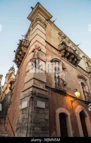 Façade d'un immeuble ancien dans la vieille ville de le village historique de Raguse en Sicile, Italie Banque D'Images