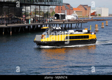 Copenhague, Danemark - 24 août 2017 : l'un des transport public Copenhague jaune bus port arrive à l'arrêt de Nyhavn Banque D'Images