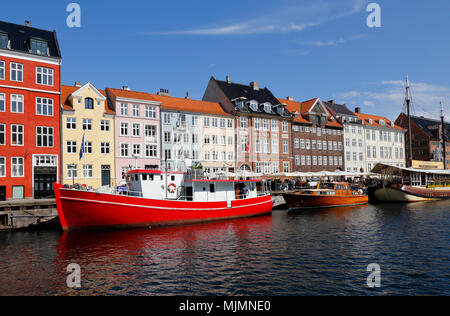 Copenhague, Danemark - Août 24, 2017 : Avis de Nyhavn avec les navires amarrés dans le canal. Banque D'Images