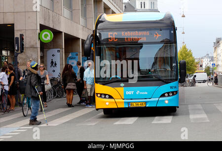 Copenhague, Danemark - 24 août 2017 : un bus des transports publics en service sur la ligne Movia pour 5C avec l'aéroport Kastrup de destination. Banque D'Images