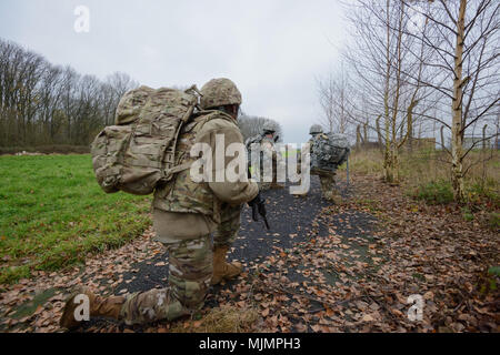 Des soldats américains, affecté à la 39e Bataillon des transmissions stratégiques, communiquer leur cours d'action pendant un exercice d'entraînement situationnel pour la premier fois du commandant de la formation sur la base aérienne de Chièvres, Belgique, le 6 décembre 2017. (U.S. Photo de l'armée par Visual Spécialiste de l'information, Pierre-Etienne Courtejoie) Banque D'Images