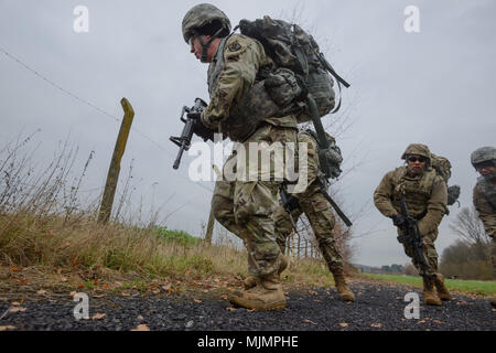 Un groupe de soldats américains, affecté au 39e Bataillon des transmissions stratégiques, rush à couvrir pendant un exercice d'entraînement situationnel pour la premier fois du commandant de la formation sur la base aérienne de Chièvres, Belgique, le 6 décembre 2017. (U.S. Photo de l'armée par Visual Spécialiste de l'information, Pierre-Etienne Courtejoie) Banque D'Images