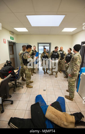 Des soldats américains, affecté à l'Office de prévôt de l'Armée américaine au Benelux de la garnison militaire, chien de travail (MWD), de familiarisation sur la base aérienne de Chièvres, Belgique, 7 décembre 2017. Les soldats ont appris à travailler avec MWDs et leur maître afin de recevoir la certification de l'application de la loi. (U.S. Photo de l'armée par Visual Spécialiste de l'information, Pierre-Etienne Courtejoie) Banque D'Images