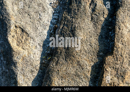 Un gros plan du rocher naturel texture, tourné en extérieur dans les montagnes écossaises. Banque D'Images