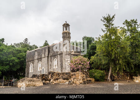 Voir à partir de la mer de Galilée à l'église de la primauté de Saint Pierre, Tabgha, Israël Banque D'Images