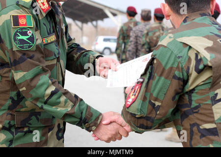 Un certificat d'études Cours de spécialité est reçu par un commando Afghan à l'Armée nationale afghane Special Operations Command School of Excellence, Camp Commando, Kaboul, Afghanistan, le 14 décembre 2017. (U.S. Photo de l'armée par la CPS. Jacob Krone) Banque D'Images