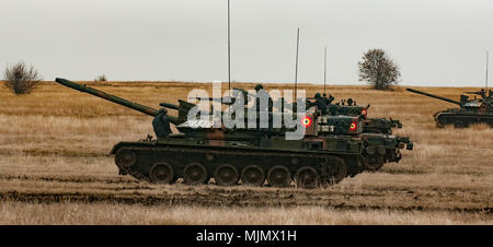 TR-85 roumain les tanks de 1ère compagnie, 284e Bataillon, 282e Brigade mécanisée, Galati, Roumanie, se préparent à mener une formation de tir réel avec le U.S. M1A2 Abrams tanks du 1er Bataillon, 18e Régiment d'infanterie, 2e Brigade blindée, l'équipe de combat de la 1ère Division d'infanterie, de Fort Riley, Kansas, le 14 décembre 2017 à Galati, en Roumanie, Galati. La perceuse avec partenaires roumains a été la pierre de faîte pour les deux semaines de l'événement de formation appelé fureur du Danube. (U.S. Photo de l'armée par la FPC. Shelton Smith / 22e Détachement des affaires publiques mobiles) Banque D'Images