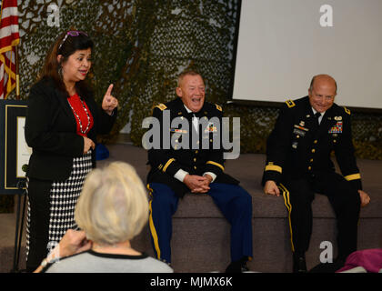 Le colonel à la retraite de l'armée américaine Jackie R. Fogle est honoré le jour de sa retraite lors d'une cérémonie tenue au Centre de formation, Eastover McCrady, Caroline du Sud, le 13 décembre 2017. Fogle a servi de la Caroline du Sud Défi jeunes directeur de l'Académie pendant 25 ans et a reçu la plus haute récompense de l'état, l'ordre du palmier nain, pour son dévouement et son travail acharné au cours des 25 dernières années en tant que directeur. (U.S. La Garde nationale de l'armée photo par le Sgt. Jorge Intriago) Banque D'Images