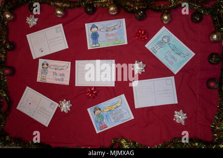 Cartes de remerciement propagation des fêtes aux aviateurs, 10 décembre 2017, à Mountain Home Air Force Base, Texas. Aviateurs à la 366e Escadre de chasse a reçu les cartes de remerciements d'enfants dans l'Idaho et l'état de Washington. (U.S. Air Force photo par un membre de la 1re classe JaNae Capuno) Banque D'Images