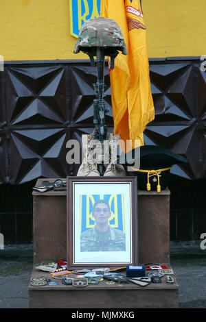 L'viv, Ukraine - 27 IBCT soldats affectés au groupe multinational interarmées - Ukraine (JMTG-U) tenir une cérémonie commémorative le 12 décembre pour la CPS. Joseph Nelk, une cavalerie scout de la troupe Alpha, 2e Bataillon, 101e régiment de cavalerie, qui est décédé plus tôt ce mois-ci. La cérémonie s'est déroulée en lituanien, polonais, canadiens, américains, Ukrainiens, et les soldats britanniques affectés à l'JMTG-U. (U.S. Photo de l'armée par le Sgt. Alexander Recteur) Banque D'Images