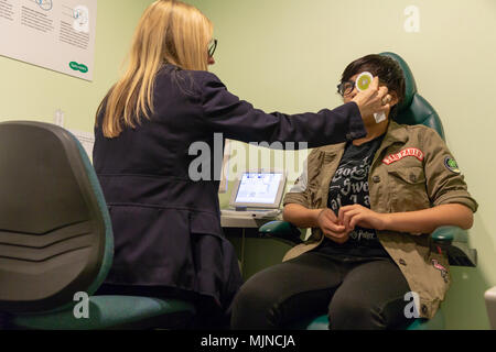 Visite de l'adolescent dans la rue Specsavers Sankey, Warrington, Cheshire, Angleterre, Royaume-Uni le 05 mai 2018 Banque D'Images