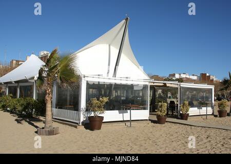 Cafe bar sur la plage dans la ville balnéaire de Calella sur la Costa del Maresme près de Barcelone en Catalogne Espagne UE 2018 Banque D'Images