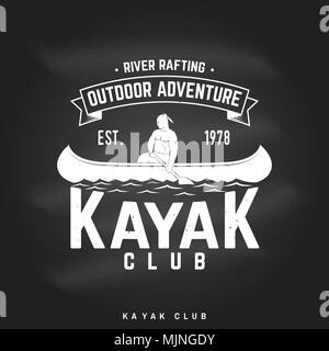 Kayak Club logo sur le tableau. Vector illustration. Concept pour chemise, imprimer, stamp ou tee. Typographie vintage design avec la kayakiste silhouette. Ex Illustration de Vecteur