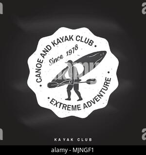 Canot et kayak club logo sur le tableau. Vector illustration. Concept pour chemise, imprimer, stamp ou tee. Typographie vintage design avec la kayakiste silh Illustration de Vecteur