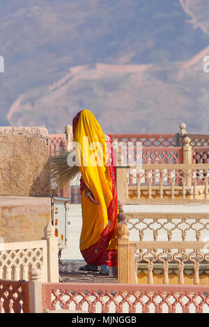 Du travailleur au fort d'Amber à Jaipur dans un beau sari Banque D'Images