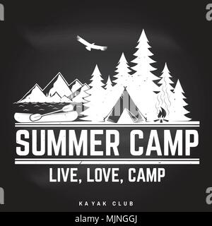 Camp d'été d'un insigne au tableau. Vector illustration. Concept pour chemise ou d'un logo, d'impression, de timbres ou de pièce en t. Typographie vintage design avec canoë, pagaie Illustration de Vecteur