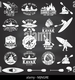 Ensemble de canot et kayak club badges et élément graphique sur le tableau. Vecteur. Concept pour chemise, imprimer, stamp ou tee. Vintage design avec vue sur la montagne, Illustration de Vecteur