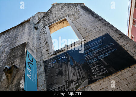 PORTUGAL - Lisbonne, 30 octobre 2018. Les ruines de l'église do Carmo, touristes incroyable attraction touristique de Lisbonne, Portugal. Banque D'Images