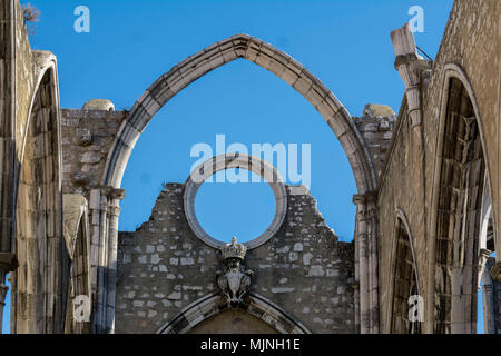 PORTUGAL - Lisbonne, 30 octobre 2018. Les ruines de l'église do Carmo, touristes incroyable attraction touristique de Lisbonne, Portugal. Banque D'Images