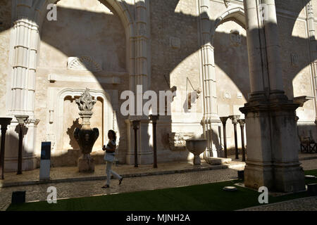 PORTUGAL - Lisbonne, 30 octobre 2018. Les ruines de l'église do Carmo, touristes incroyable attraction touristique de Lisbonne, Portugal. Banque D'Images