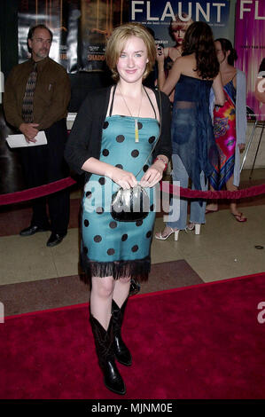 12 juil 2000, Los Angeles, Californie, USA --- Ashley Johnson à l''Shadow Heures de premiere. 7/12/00-Los Angeles, CA --- ' Tsuni / USA 'Ashley Johnson Ashley Johnson Celebrities fashion / pleine longueur à partir de la Red Carpet-1994-2000, une personne, Vertical, Meilleur de Hollywood, la vie, une personne, Vertical, Best of, Hollywood la vie, événement dans la vie d'Hollywood, Californie - Red Carpet Event, Vertical, USA, Cinéma, Célébrités, photographie, Bestof, Arts, Culture et divertissement, Topix , , Banque D'Images