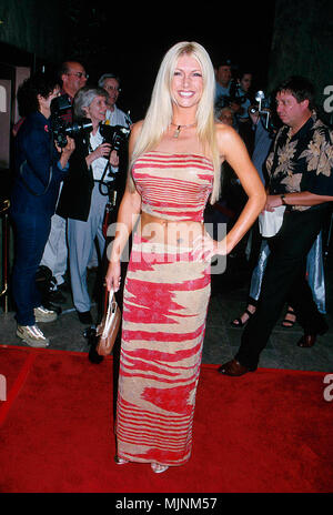 02 mai 2000, Santa Monica, Californie, USA --- Brande Roderick arrive à la 10e anniversaire de Baywatch reunion partie. --- ' Tsuni / USA 'Brande Roderick Brande Roderick des stars fashion / pleine longueur à partir de la Red Carpet-1994-2000, une personne, Vertical, Meilleur de Hollywood, la vie, une personne, Vertical, Best of, Hollywood la vie, événement dans la vie d'Hollywood, Californie - Red Carpet Event, Vertical, USA, Cinéma, Célébrités, photographie, Bestof, Arts, Culture et divertissement, Topix , , Banque D'Images