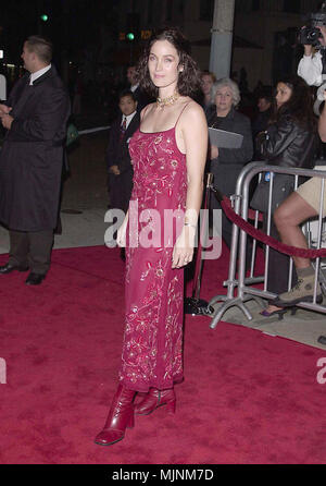 06 Nov 2000, Los Angeles, Californie, USA --- légende originale : Planète Rouge première mondiale a eu lieu au Westwood Village Theatre de Los Angeles. --- ' Tsuni / USA 'Carrie-Anne Moss Carrie-Anne Moss des stars fashion / pleine longueur à partir de la Red Carpet-1994-2000, une personne, Vertical, Meilleur de Hollywood, la vie, une personne, Vertical, Best of, Hollywood la vie, événement dans la vie d'Hollywood, Californie - Red Carpet Event, Vertical, USA, Cinéma, Célébrités, photographie, Bestof, Arts, Culture et divertissement, Topix , , Banque D'Images
