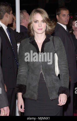 11 Oct 2000, Los Angeles, Californie, USA --- légende originale : Âmes Perdues Premiere, film réalisé par Janusz Kaminski a eu lieu à l'Egyptian Theatre sur Hollywood Boulevard à Los Angeles. --- ' Tsuni / USA 'Celebrities Winona Ryder Winona Ryder fashion / Les trois quarts du tapis rouge-1994-2000, une personne, Vertical, Best of, Hollywood la vie, événement dans la vie d'Hollywood, Californie - Red Carpet Event, Vertical, USA, Cinéma, Célébrités, photographie, Bestof, Arts, Culture et divertissement, , , Winona Ryder Topix événement dans la vie d'Hollywood, Californie - Red Carpet Event, Vertical, U Banque D'Images