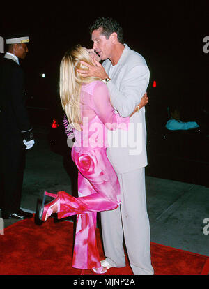 02 mai 2000, Santa Monica, Californie, USA --- légende originale : Santa Monica, Californie : Baywatch 10e anniversaire Reunion partie. David Hasselhoff, Gina Lee Nolan, Jason Brooks, Nicole Eggert, Alexandra Paul, Hugh Hefner et beaucoup d'autres. Le Fairmont Miramar Hotel. --- ' Tsuni / Bourquard 'David et Pam Pam et David Hasselhoff David Hasselhoff et Pam Hasselhoff événement dans la vie d'Hollywood, Californie - Red Carpet Event, Vertical, USA, Cinéma, Célébrités, photographie, Bestof, Arts, Culture et divertissement, Célébrités Topix fashion / du tapis rouge-1994-2000, une personne, Ve Banque D'Images