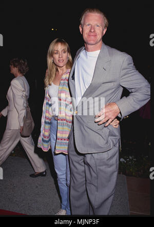 Ed Begley Jr. et petite amie Rachel Carson --- ' Tsuni / Bourquard 'Ed Begley Jr. et petite amie Rachel Carson Ed Begley Jr. et petite amie Rachel Carson Ed Begley Jr. et petite amie Rachel Carson événement dans la vie d'Hollywood, Californie - Red Carpet Event, Vertical, USA, Cinéma, Célébrités, photographie, Bestof, Arts, Culture et divertissement, Célébrités Topix fashion / du tapis rouge-1994-2000, une personne, Vertical, Best of, Hollywood la vie, événement dans la vie d'Hollywood, Californie - Tapis rouge et en backstage, USA, Cinéma, Célébrités, photographie, Bestof, Arts, Culture et Banque D'Images