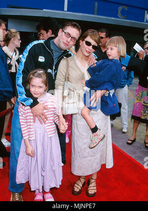 15 avr 2000, Hollywood, Los Angeles, Californie, USA --- Steven Baldwin avec femme Kennya et enfants à la première de The Flintstones in Viva Rock Vegas. --- ' Tsuni / Bourquard 'Steven Baldwin avec femme Kennya et deux filles Steven Baldwin avec femme Kennya et deux filles Steven Baldwin avec femme Kennya et deux filles événement dans la vie d'Hollywood, Californie - Red Carpet Event, Vertical, USA, Cinéma, Célébrités, photographie, Bestof, Arts, Culture et divertissement, Célébrités Topix fashion / du tapis rouge-1994-2000, une personne, vertical, le meilleur de la vie, d'Hollywood, de l'événement en H Banque D'Images