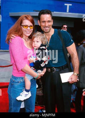 15 avr 2000, Hollywood, Los Angeles, Californie, USA --- Trevor Goddard et sa famille à la première de The Flintstones in Viva Rock Vegas. --- ' Tsuni / Bourquard 'Trevor Goddard avec sa famille Trevor Goddard avec sa famille Trevor Goddard avec sa famille dans l'événement de la vie d'Hollywood, Californie - Red Carpet Event, Vertical, USA, Cinéma, Célébrités, photographie, Bestof, Arts, Culture et divertissement, Célébrités Topix fashion / du tapis rouge-1994-2000, une personne, Vertical, Best of, Hollywood la vie, événement dans la vie d'Hollywood, Californie - Tapis rouge et en backstage, USA, l'industrie du film Banque D'Images
