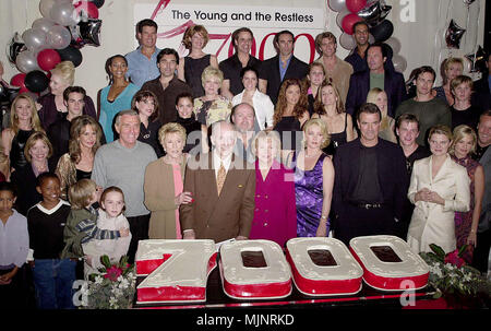 28 Sep 2000, Los Angeles, Californie, USA --- légende originale : les jeunes et l'agité célèbre l'enregistrement de son 7000ème épisode à la CBS studio à Los Angeles. --- ' Tsuni / USA 'Cast de Younf et l'agité derrière le gâteau avec des Younf et l'agité derrière l'enquête gâteau tsuni@Gamma-USA.com Banque D'Images