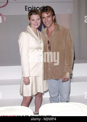 28 Sep 2000, Los Angeles, Californie, USA --- légende originale : les jeunes et l'agité célèbre l'enregistrement de son 7000ème épisode à la CBS studio à Los Angeles. --- ' Tsuni / USA 'Heather Tom et Scott Reeves Heather Tom et Scott Reeves enquête tsuni@Gamma-USA.com Banque D'Images