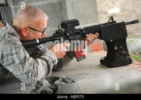 Oregon Air National Guard Master Sgt. Louis Pottschmidt, affecté à la 142e Escadre de chasse Groupe de maintenance, les incendies son fusil M-4 au cours de la qualification d'armes à la base à l'aire de la base de la Garde nationale aérienne de Portland, Ore., le 5 novembre 2017. Forces armées et les civils afficher courage courage dévouement engagement et le sacrifice Banque D'Images