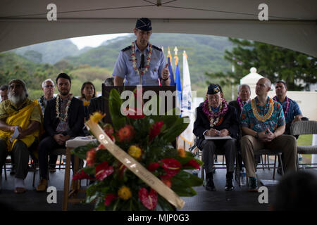 (17 mars 2018) - Le Général de Kaneohe Kevin B. Schneider aborde Virginia Gold Star famille lors d'une cérémonie tenue à Hawaiian Memorial Park le 17 mars.L'étoile d'Or Famille Monument Mémorial Foundation a été créée par la DEUXIÈME GUERRE MONDIALE, récipiendaire de la médaille d'honneur Hershel 'Woody' Williams en 20101 pour se souvenir des familles qui ont fait le sacrifice ultime. À ce jour, il y a 32 monuments dédiés à travers les États-Unis devraient avec 45 autres projets en cours dans 36 états.. Forces armées et les civils afficher courage courage dévouement engagement et le sacrifice Banque D'Images