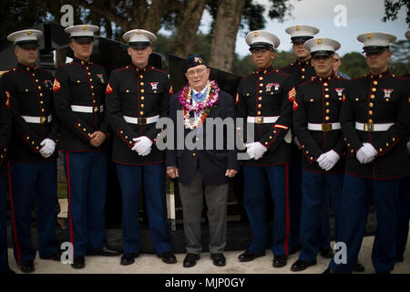 (17 mars 2018) Kaneohe - la deuxième guerre mondiale, récipiendaire de la médaille d'Honneur et Membre de la famille Gold Star Fondateur Memorial Hershel 'Woody' Williams pose pour une photo avec Marine Corp. fantassin lors d'une cérémonie tenue à Hawaiian Memorial Park le 17 mars.L'étoile d'Or Famille Monument Mémorial Foundation a été créée par la DEUXIÈME GUERRE MONDIALE, récipiendaire de la médaille d'honneur Hershel 'Woody' Williams en 20101 pour se souvenir des familles qui ont fait le sacrifice ultime. À ce jour, il y a 32 monuments dédiés à travers les États-Unis devraient avec 45 autres projets en cours dans 36 états.. Les Forces armées et les civils Banque D'Images