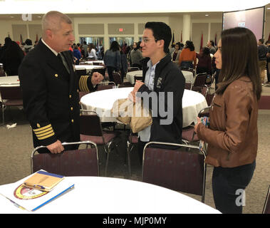 Le Capitaine de vaisseau Thomas C. Herzig, commandant, Naval Medical Research Unit - San Antonio (NAMRU-SA) répond aux questions des étudiants après avoir parlé à plus de 250 élèves du secondaire à la 8e Sciences, Technologies, Ingénierie et Mathématiques) déjeuner Symposium de l'Alliance, Feb 22, à la Texas A&M International University (TAMIU) dans la région de Laredo, Texas. Forces armées et les civils afficher courage courage dévouement engagement et le sacrifice Banque D'Images