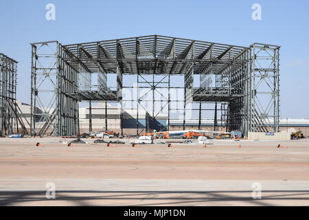 Cadres en acier pour le nouveau KC-46 'Pegasus' tanker les hangars de maintenance en cours de construction le 6 mars 2018, Tinker Air Force Base, Texas. Bien que le hangar en béton structures en acier de circulation sont également répandu et terminé. Forces armées et les civils afficher courage courage dévouement engagement et le sacrifice Banque D'Images