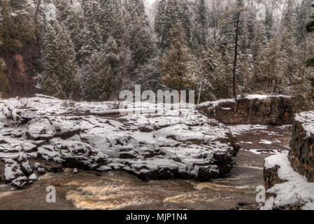 Gooseberry Falls State Park, Minnesota, Rive nord du lac Supérieur en hiver Banque D'Images