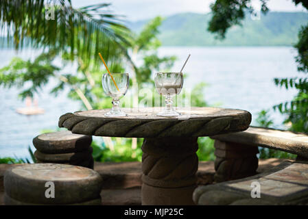 Table avec deux verres à boire en fond de plage mer Banque D'Images