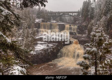 Gooseberry Falls State Park, Minnesota, Rive nord du lac Supérieur en hiver Banque D'Images