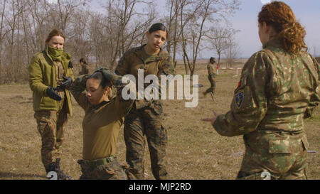 CAPU MIDIA Domaine de formation, la Roumanie (10 mars 2018) Les Marines américains affectés à l'équipe de l'engagement des femmes (FET), 26e Marine Expeditionary Unit (MEU), démontrer les techniques de traitement des détenus à la fet roumaine pendant la tempête du printemps 2018 les membres à Capu Midia Domaine de formation, la Roumanie, le 10 mars 2018. Tempête de printemps est un exercice multilatéral conçu pour fournir les forces amphibies américaines avec la formation opérationnelle avec nos alliés pour accroître l'interopérabilité et de renforcer des partenariats durables, la construction de la capacité à réagir aux menaces dans la région. Forces armées et les civils l'affichage Banque D'Images