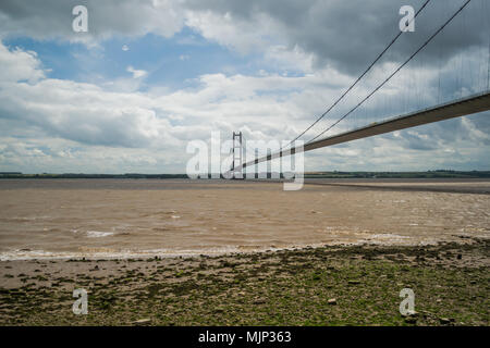 Comité permanent sur les rives de la Humber viewing le Humber Bridge sur un jour nuageux Banque D'Images