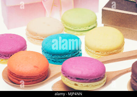 Macarons colorés sur fond blanc. Macaron est doux à base de meringue confection. Banque D'Images