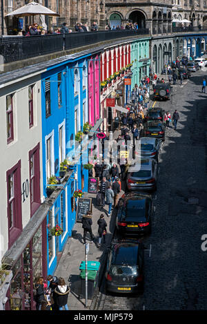 Regardant vers le bas sur la terrasse de Victoria boutiques colorées de la rue Victoria, au-dessous de la vieille ville d'Édimbourg. Banque D'Images