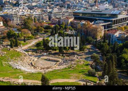 Vue panoramique sur le théâtre de Dionysos avec le musée de l'Acropole, dans l'arrière-plan Banque D'Images