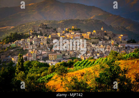 Vue panoramique sur le coucher du soleil de Castiglione di Sicilia village, Sicile, Italie Banque D'Images